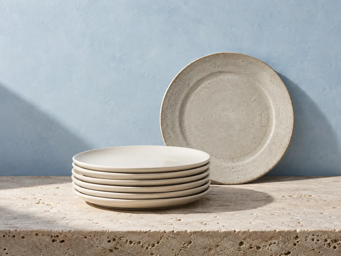 Assiettes ivoire sur table en pierre